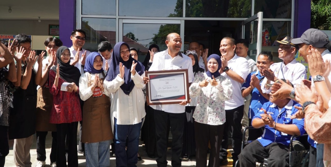 Syah Afandin Salurkan 5 Ton Beras untuk Warga Miskin Ekstrem Langkat ...